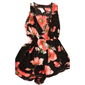 NWT Lovely bold floral print romper Size M - Black